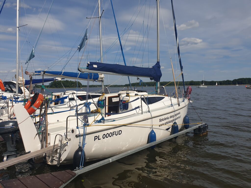 Ćwiczenia - https://szkolazeglarstwafortis.pl https://szkolazeglarstwafortis.pl/wp-content/uploads/2023/12/IMG_8178-scaled-e1703081097581.jpg Obozy żeglarskie dla młodzieży Jeziorak Jezioraku